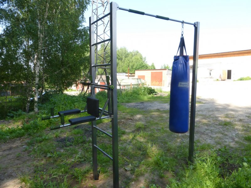 Уличный турник с грушей