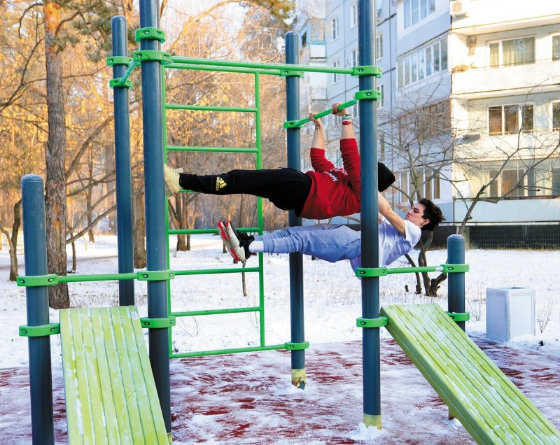 Упражнения на турниках на улице