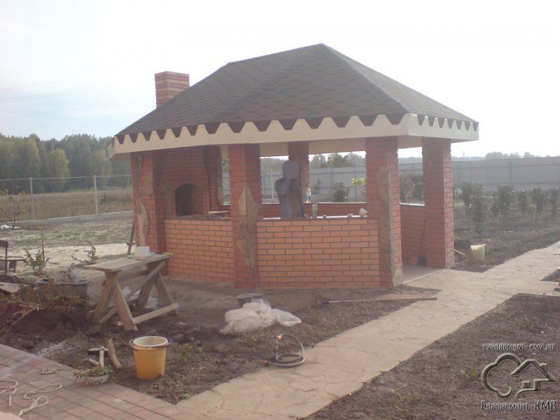 Кирпичный мангал в беседке