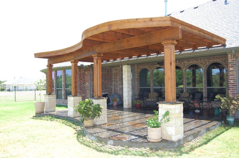 Кирпичные беседки с колоннами из камня