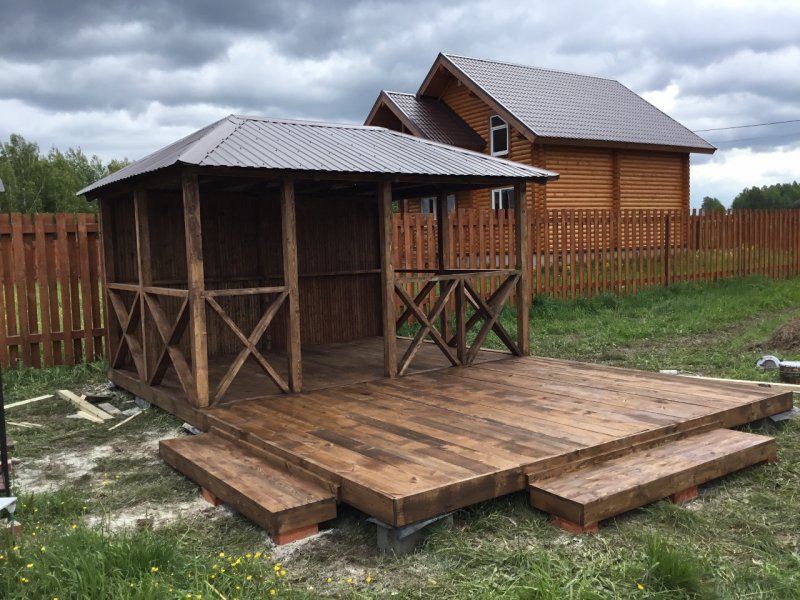 Беседка для дачи деревянная с подиумом