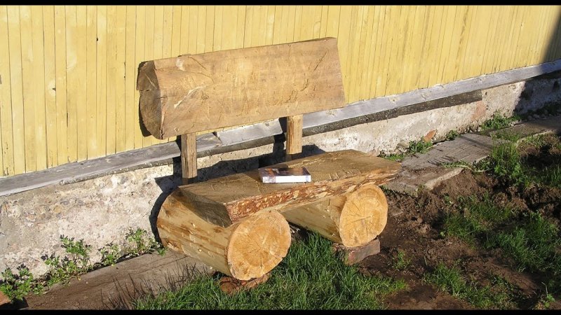Скамейка из старых бревен