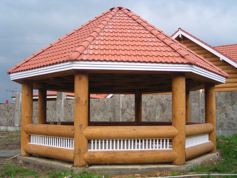 Беседка с черепичной крышей