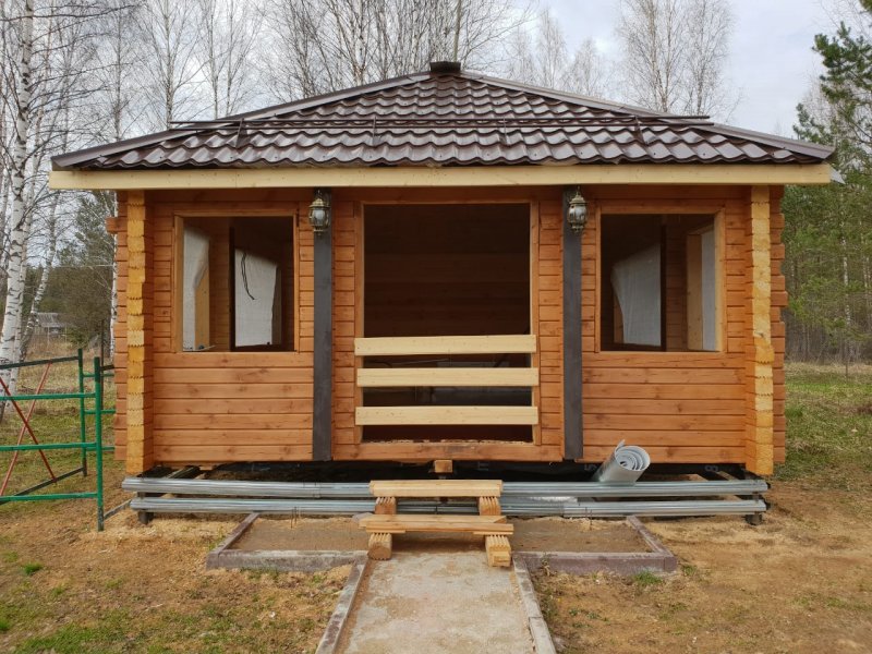 Красим беседку на даче
