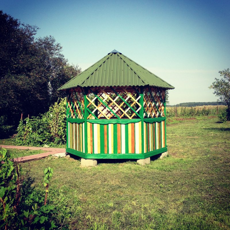 Беседка с зеленой крышей