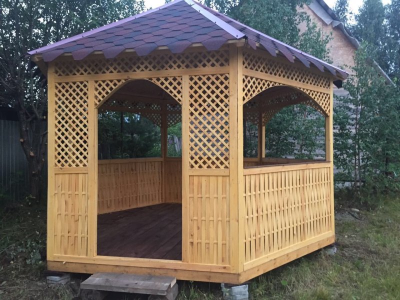 Покраска беседки из дерева