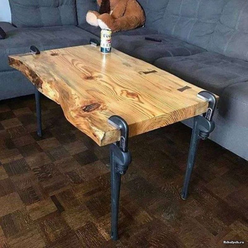 Столик из подручных средств