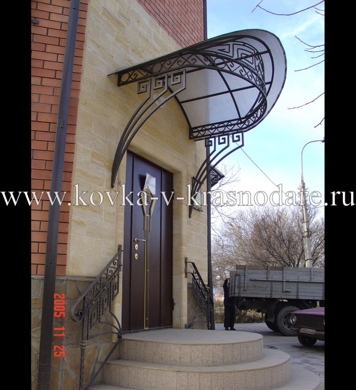 Необычные козырьки над крыльцом