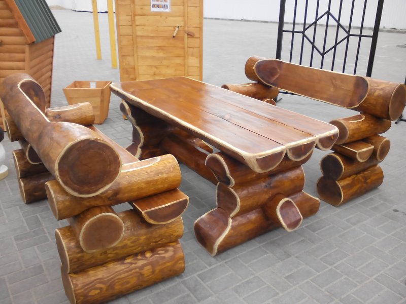 Стол и лавки из бревна