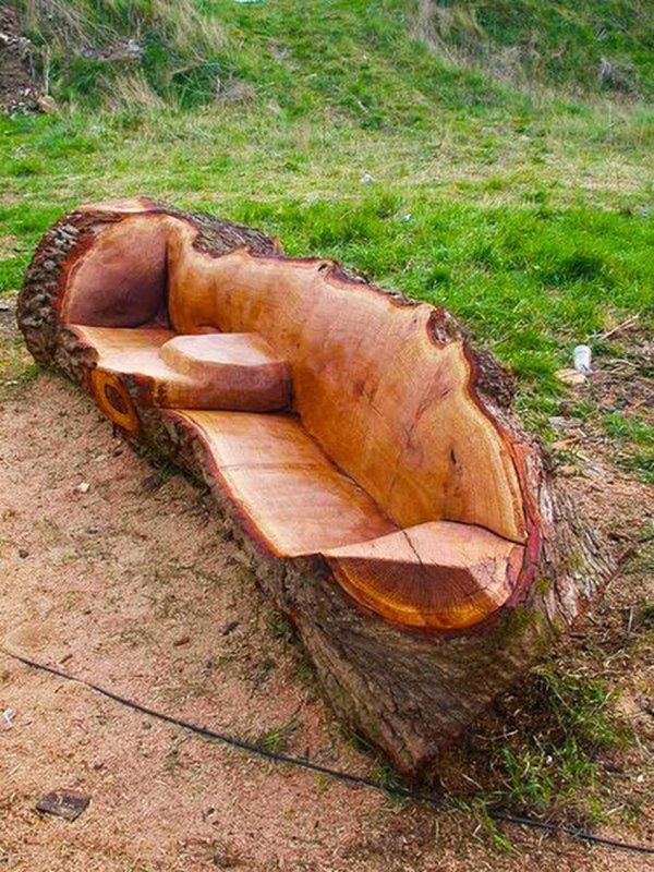 Скамейка из цельного бревна