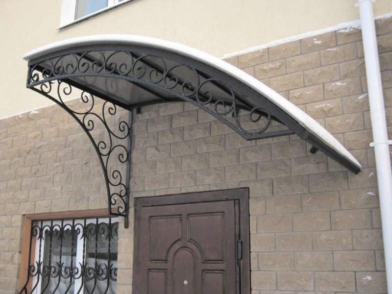 Кованые козырьки над крыльцом