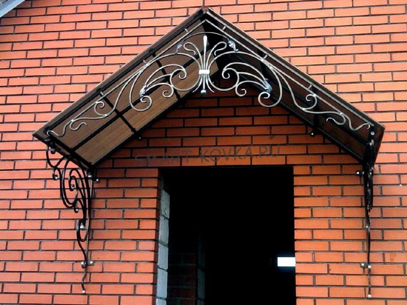 Козырёк над крыльцом