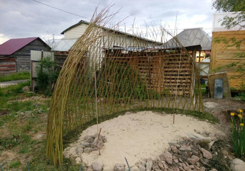 Беседка для дачи из орешника