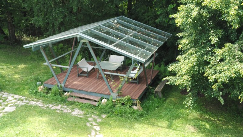 Дачная беседка с прозрачной крышей