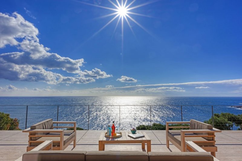 Работа с видом на море