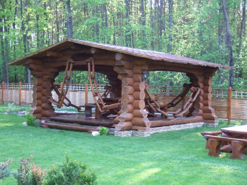 Рубленая беседка из бревна