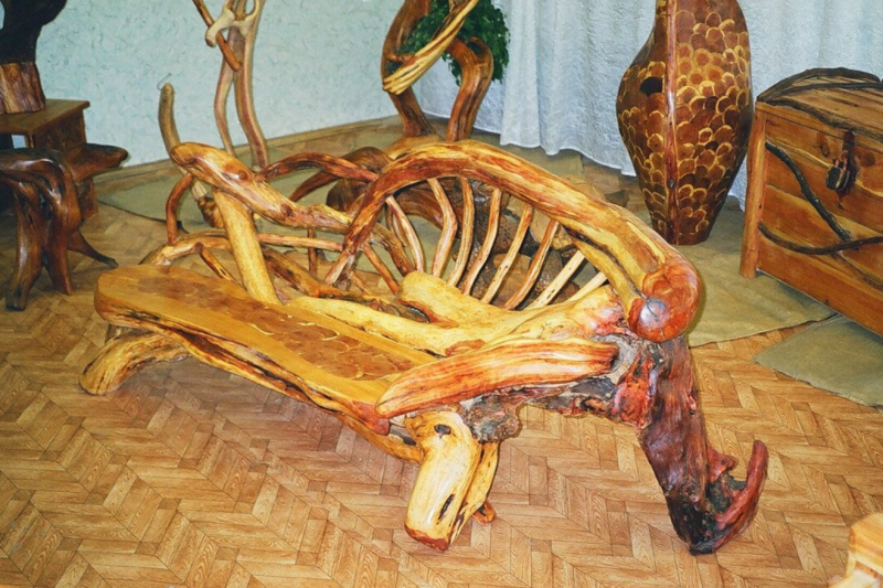 Стол и лавочки из коряг