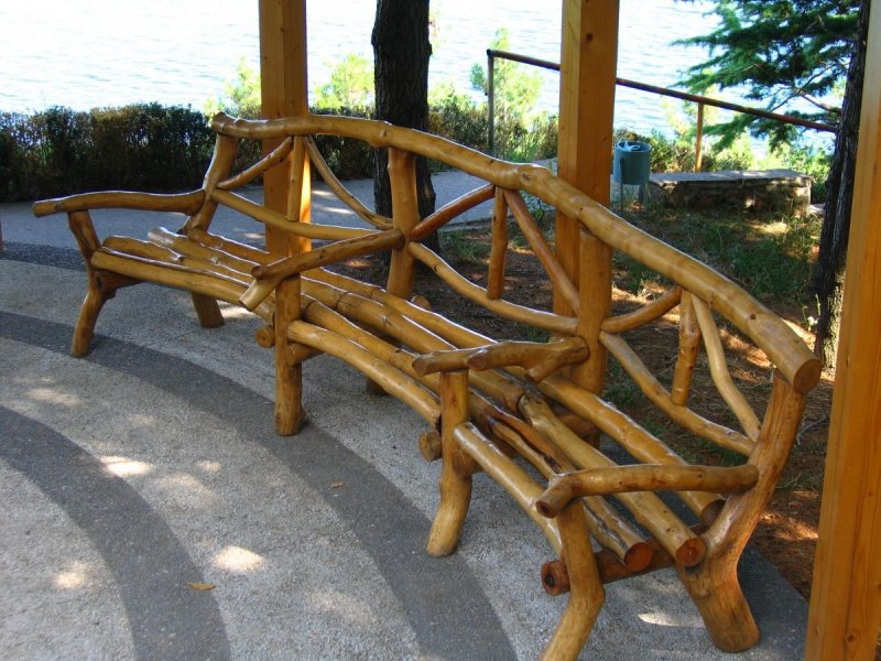 Скамейка из веток