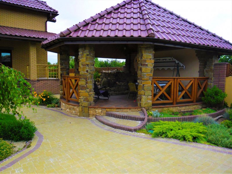 Цоколь беседки из камня
