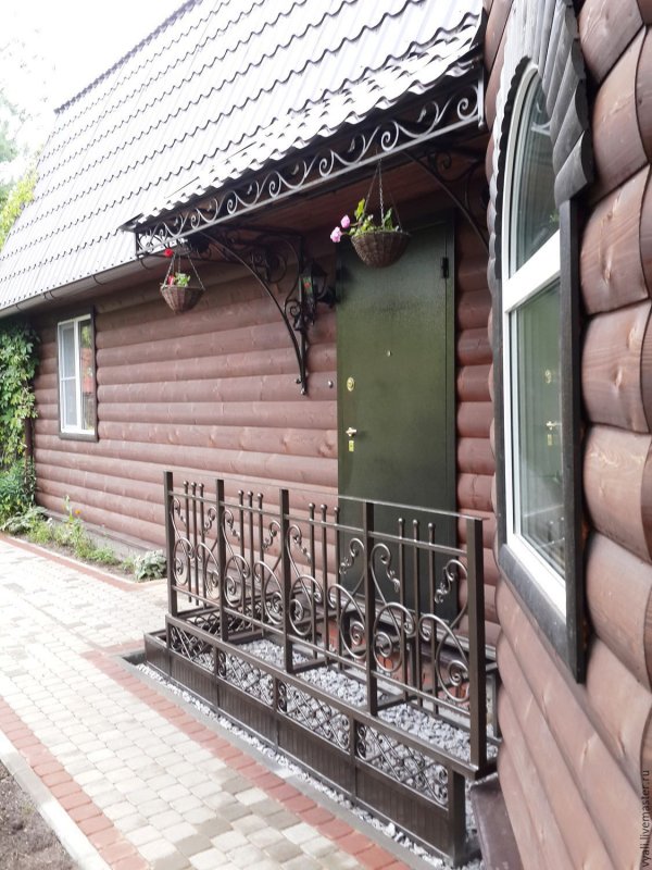Кованное крыльцо к деревянному дому