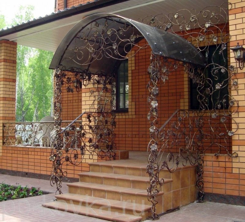 Крыльцо с козырьком из металла