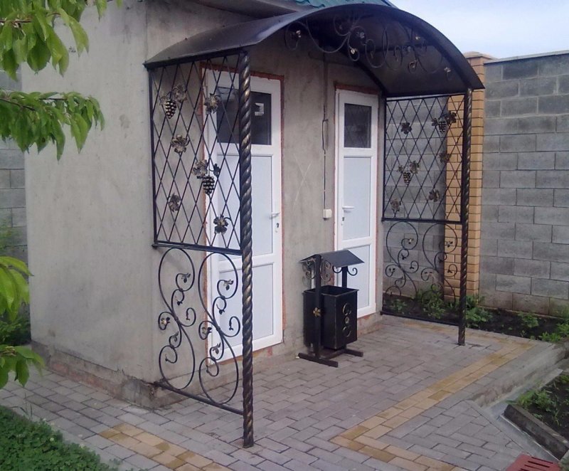 Кованые столбы для навеса