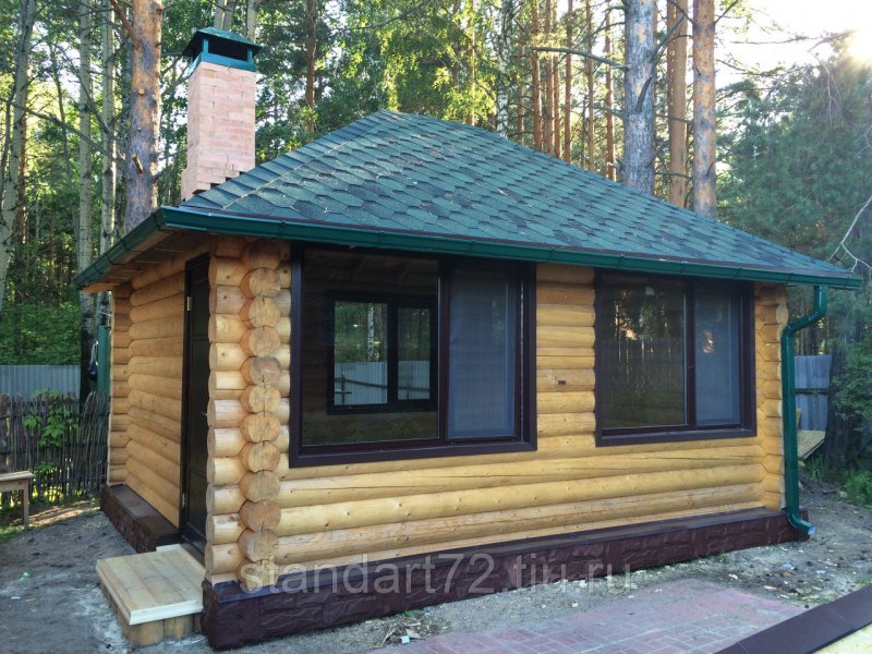Беседка закрытого типа из оцилиндрованного бревна