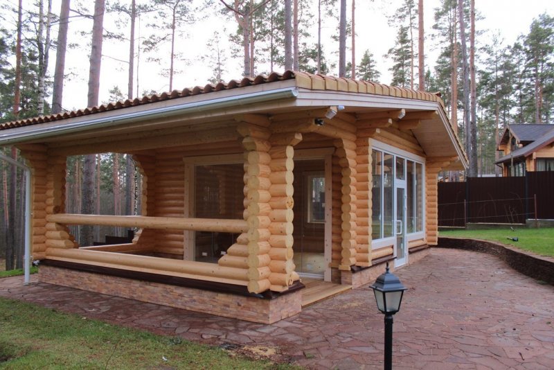 Баня из бревна с беседкой