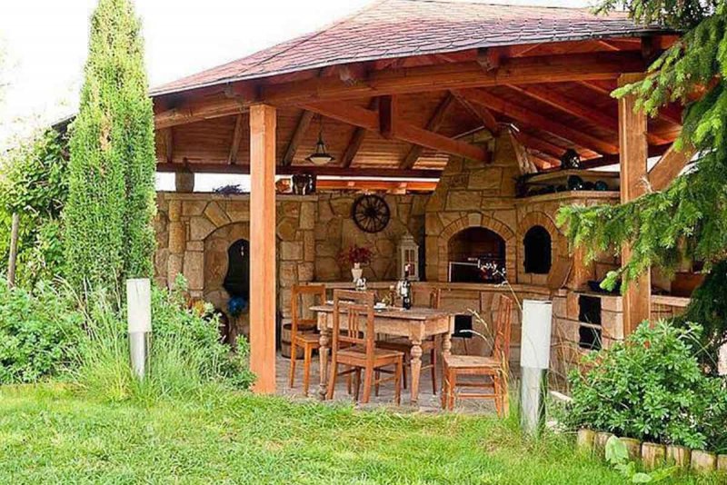 Беседка с мангальной зоной из бревна