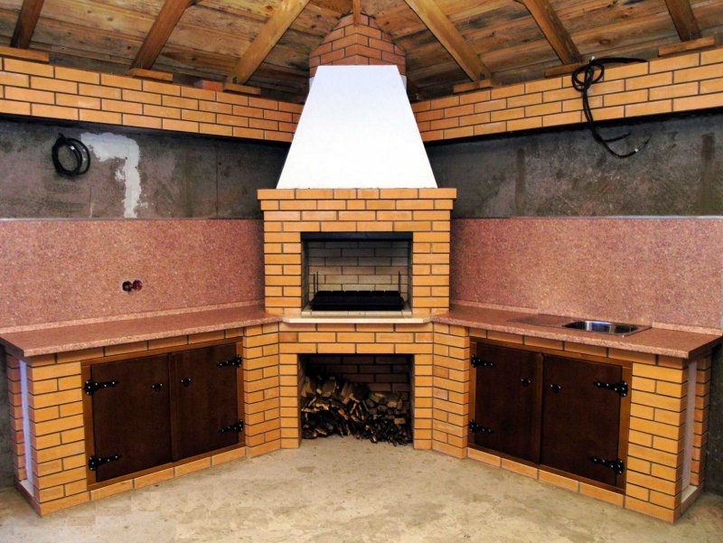 Угловой кирпичный мангальный комплекс