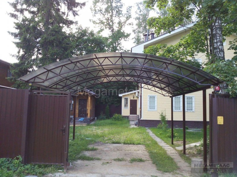 Г-образный навес во дворе