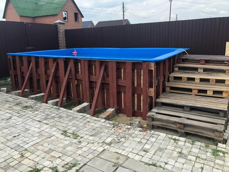 Прямоугольный бассейн из поддонов
