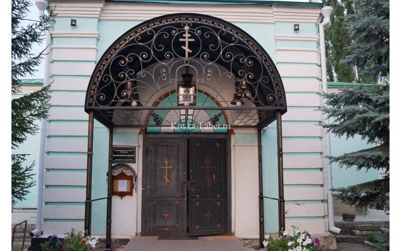 Кованые навесы над крыльцом храма