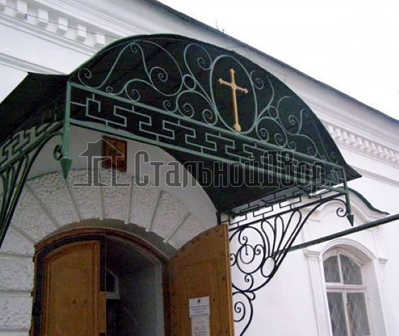 Кованые навесы над крыльцом храма