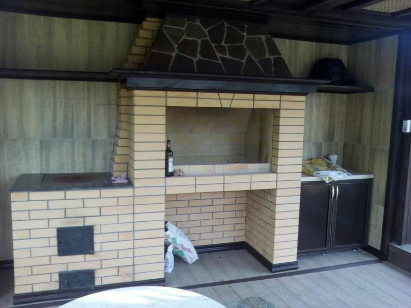 Летний домик с печкой для барбекю