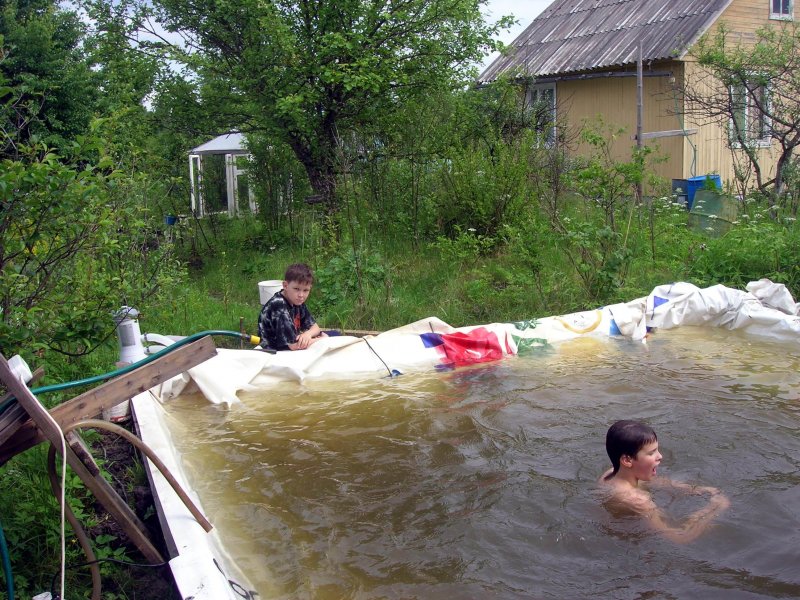 Дочка купается на даче