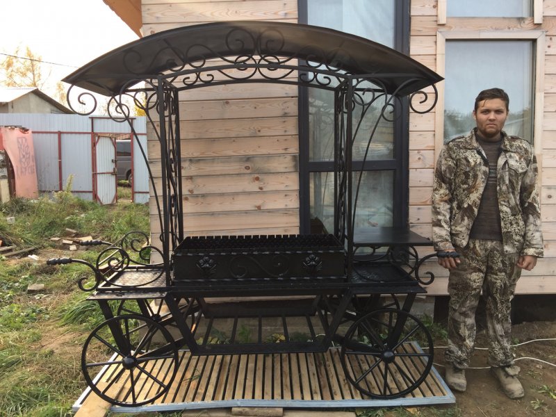Мангал с крышей в виде кареты