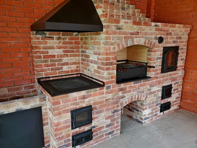 Барбекю из кирпича ручной формовки