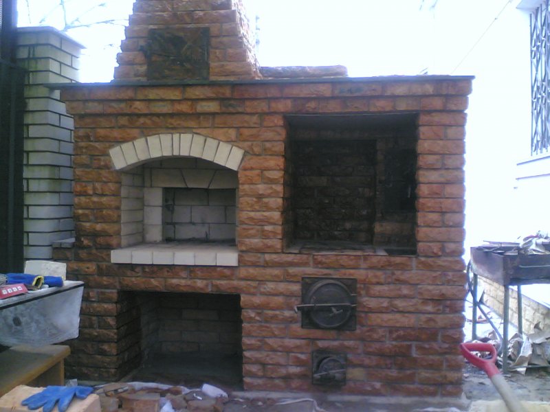 Уличный мангал из кирпича с духовкой