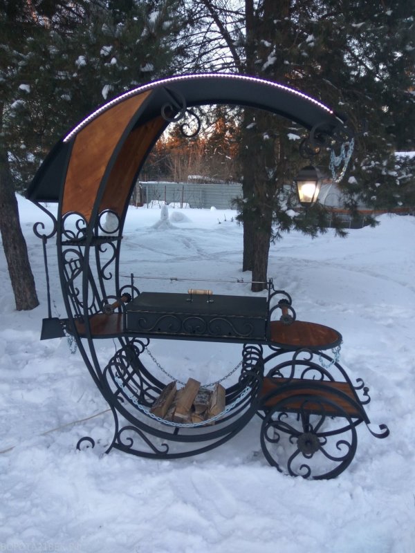 Беседка в форме кареты