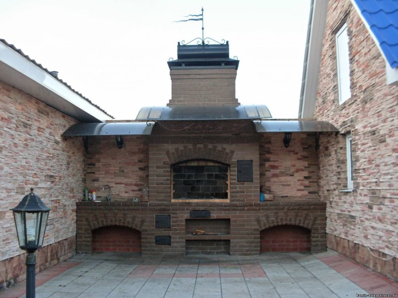 Кирпичная барбекю с коптильней