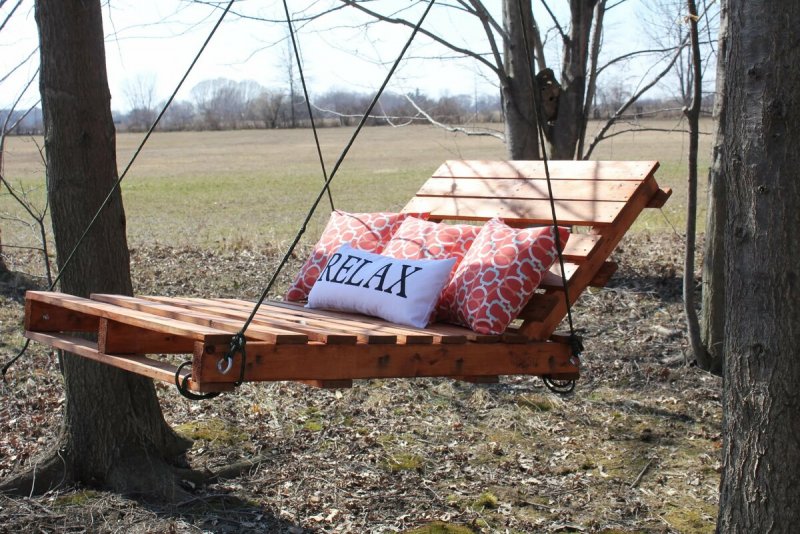 Садовая качеля из поддонов