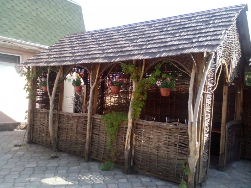 Летнее кафе из прутьев