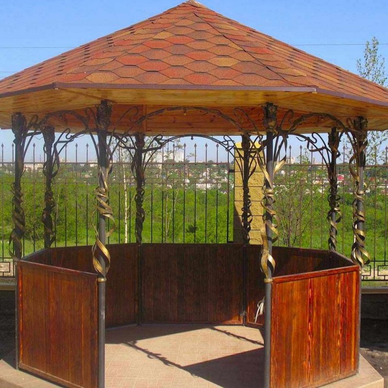 Беседка с кованными элементами