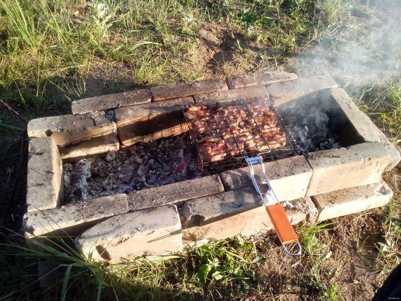 Мангал из кирпича на природе