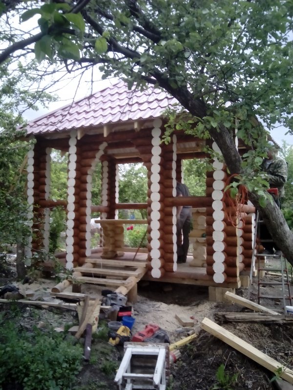 Горизонтальный фронтон беседки