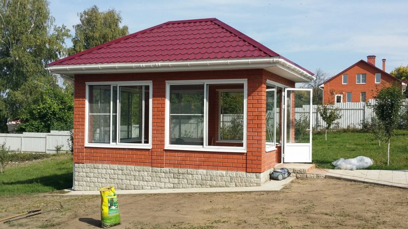Беседка из кирпича с панорамными окнами