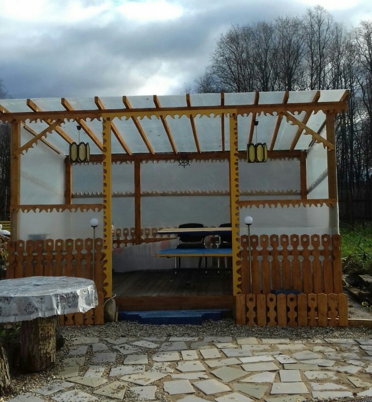 Простая беседка в деревне