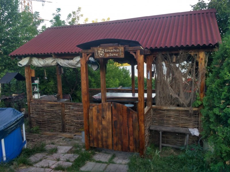 Беседка с коммуникациями