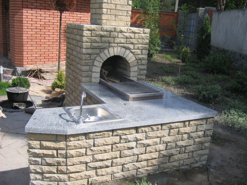 Уличная раковина из камня